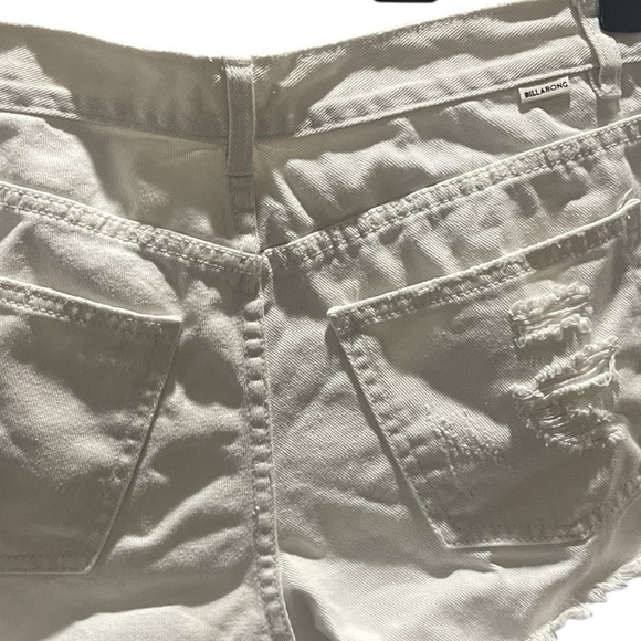 Billabong Women’s Distressed White Shorts Fray Hem Size 27 - Picture 9 of 11